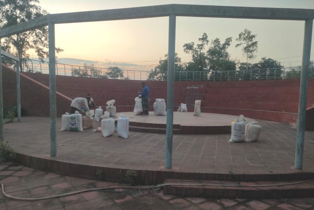 যেখানে সংস্কৃতি চর্চার কথা, সেখানে ভুট্টা শুকানো হচ্ছে! 3 WhatsApp Image 2026 05 10 at 00.07.18 1